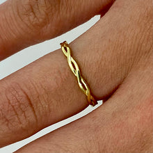 Twisted Band Ring