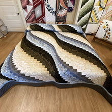 Blue & Cream Surf Song King Quilt