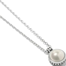 Medallion Pearl Short Necklace